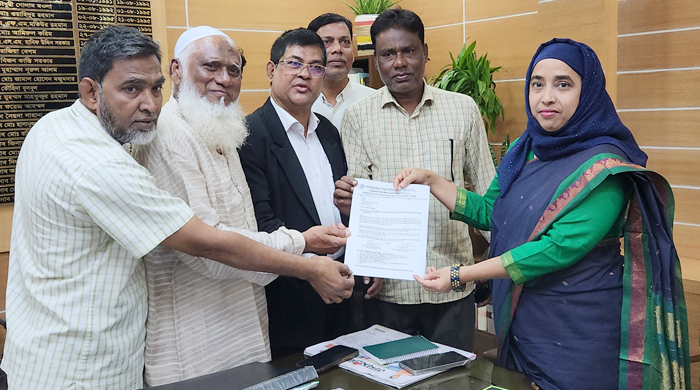  ওজোপাডিকো’র আউট সোর্সিং নিয়োগ প্রক্রিয়া বাতিলের দাবিতে রাজবাড়ীতে স্মারকলিপি পেশ